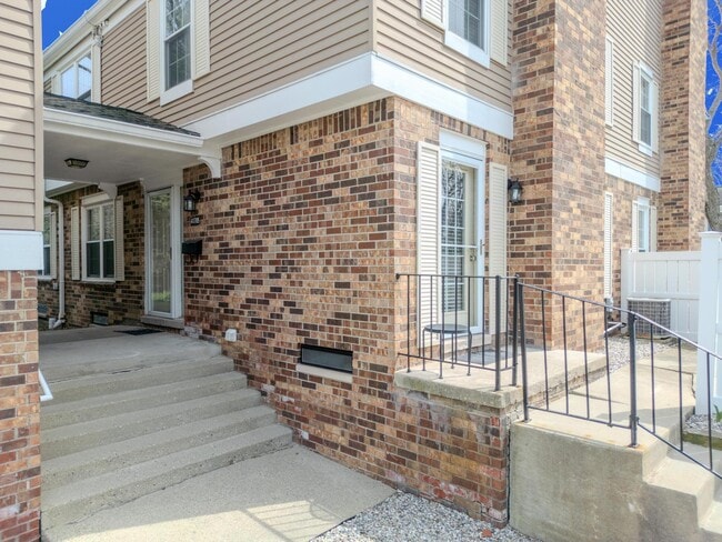 Building Photo - 41705 Broquet Dr