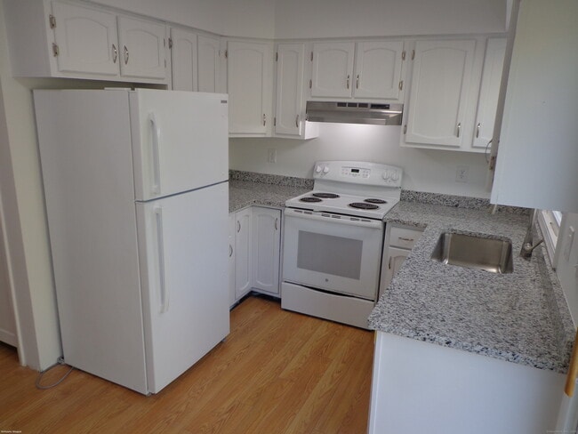 Building Photo - 83b N High St