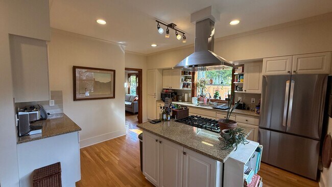 Building Photo - Beautiful Fully Furnished Home in Close-In...