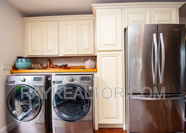 Building Photo - 40 Encina Ave