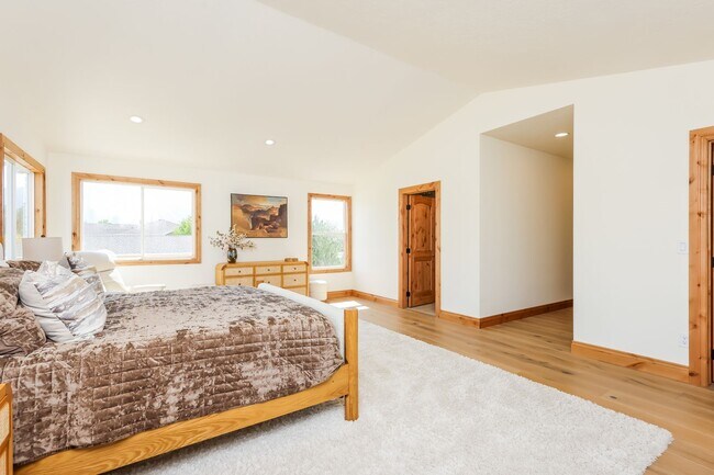 Building Photo - 6 Bed/6 Bathroom house in Riverton
