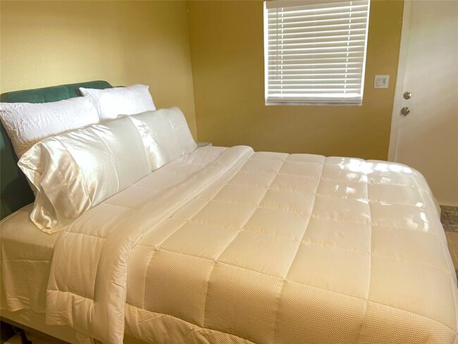 Building Photo - 2160 NE 1st Ave