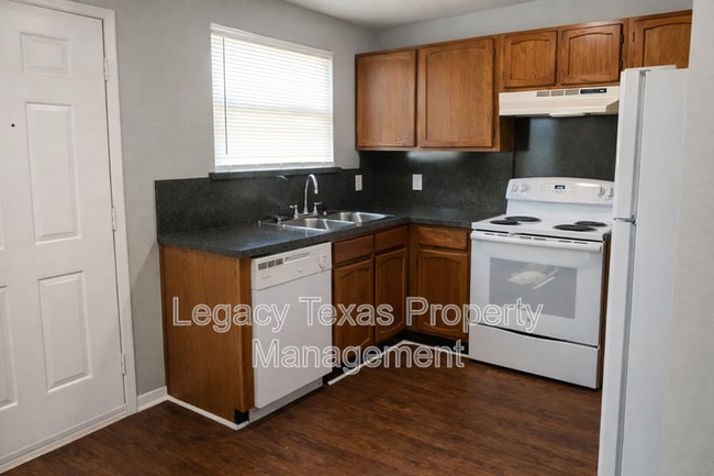 Building Photo - 1409 Courtney Pl