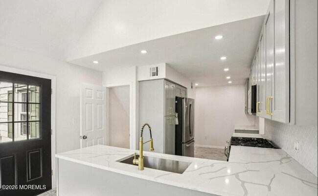 Building Photo - 99 Ravine Dr