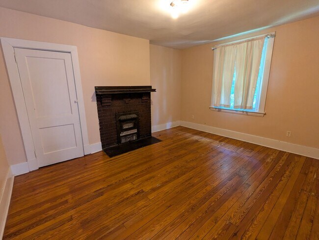 Building Photo - 3 Bedroom 1 Bathroom Single Family Home (G...