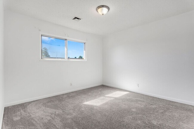 Building Photo - 4BR w/ Driveway Parking near Denver Zoo & City Park