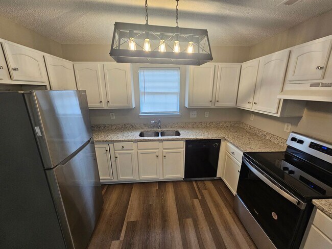 Building Photo - Remodeled Ranch Home Minutes from Uptown Charlotte