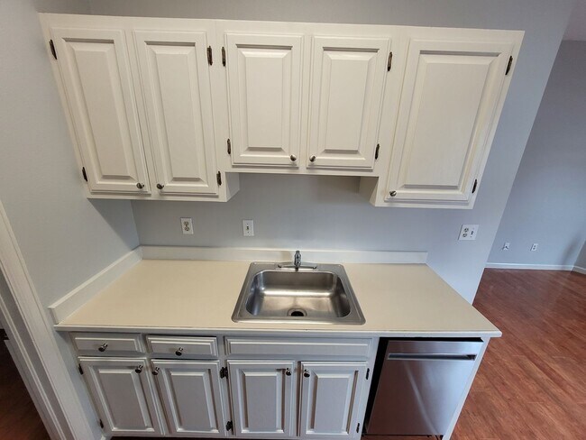 Building Photo - Cozy 1 Bed/1 Bath Victorian Style Complex ...