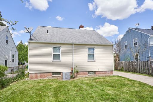 Building Photo - Newly renovated home