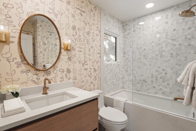 Building Photo - 814 W Bleeker St