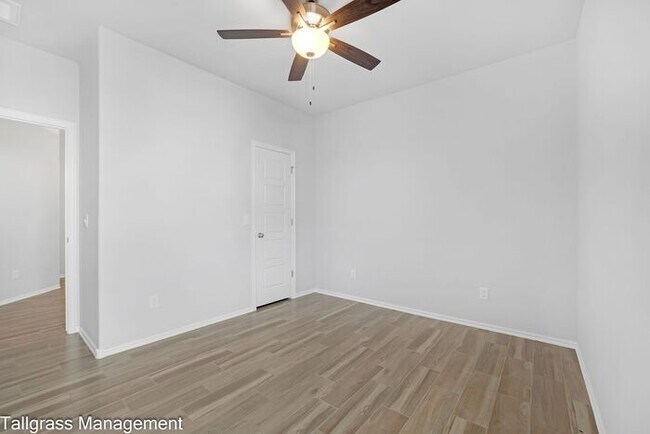 Building Photo - 4/2.5/2 Owasso Home! Lawn Care Included!