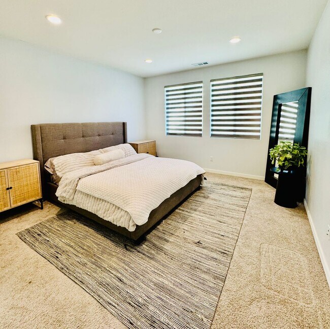 Building Photo - 5 Bedroom Home for Rent in Winchester
