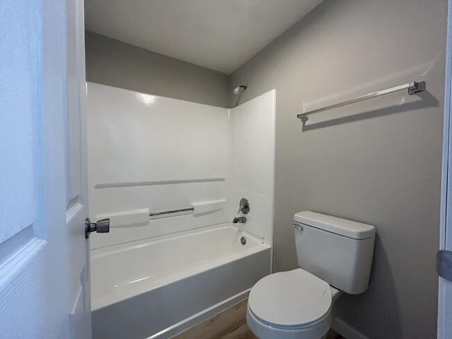 Building Photo - "Charming 2-Bed Gem in Columbus – Cozy 800...