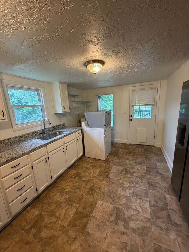 Building Photo - Charming 2 Bed 1 Bath Home with Fenced Backyard in Excelsior Springs