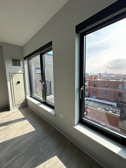 Building Photo - 1027 W Addison St