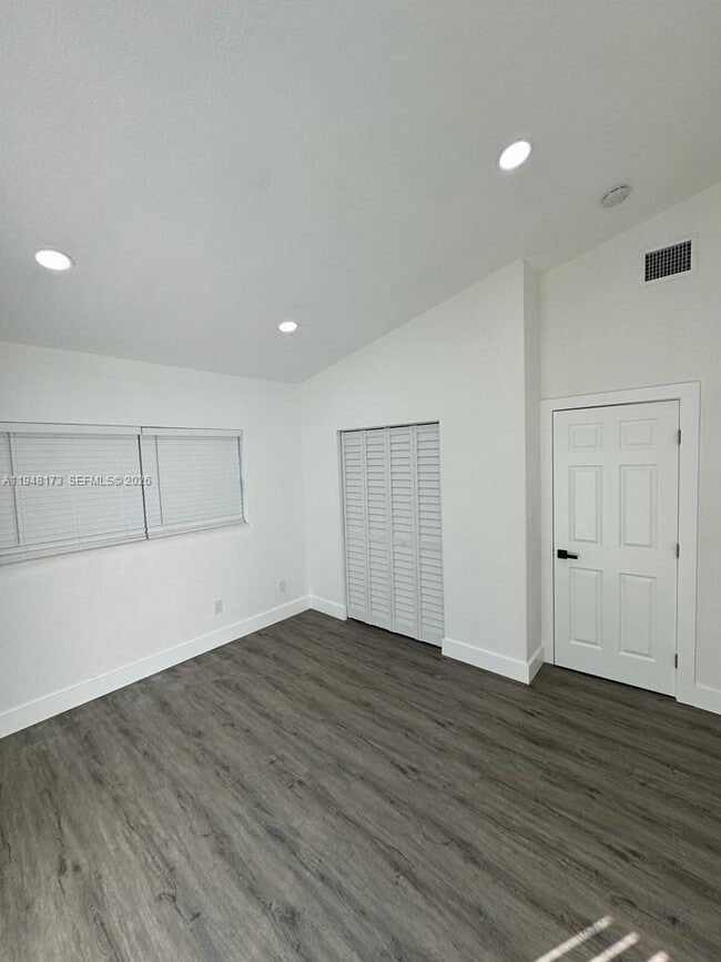 Building Photo - 11912 NE 10th Ave