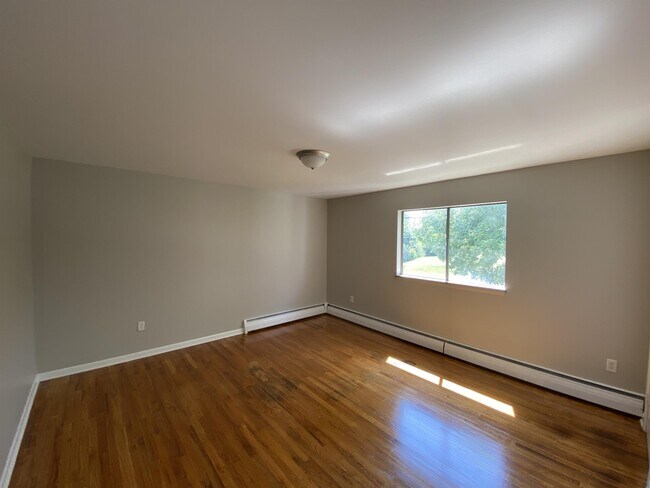 Building Photo - 565 Carlisle Rd