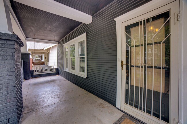 Building Photo - 2 Bed / 1.5 Bath in Midtown close to Utica...