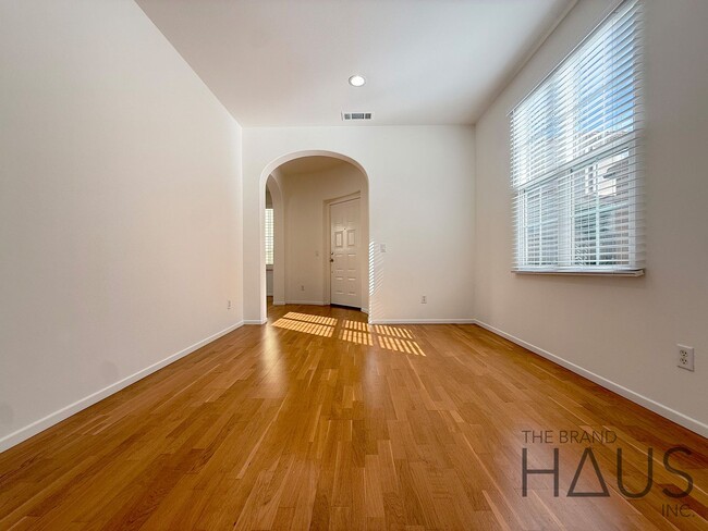 Building Photo - Desirable Oak Creek Community Detached Home with Two Car Garage