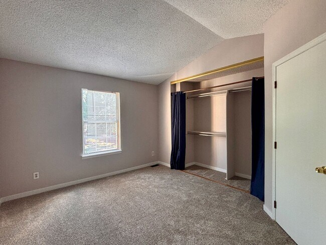 Building Photo - Newly Renovated 2-Bed Townhome Near Kingsborough Park — Available Now