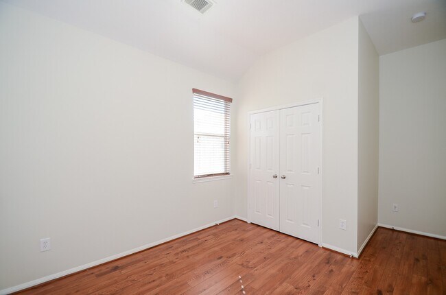 Building Photo - 12918 Hawthorne Shores Dr
