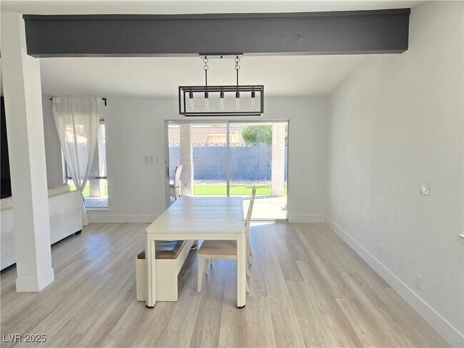 Building Photo - 1405 Termas