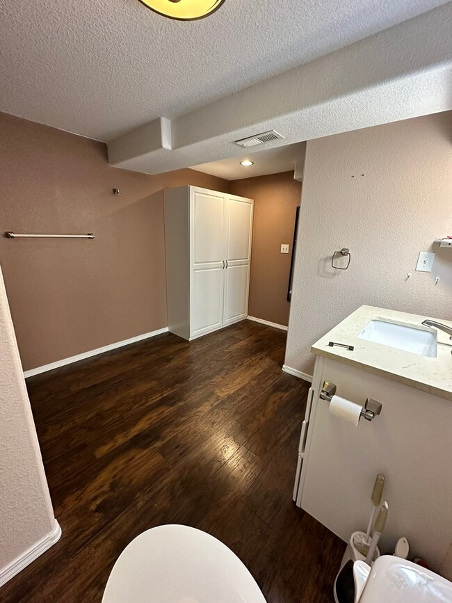 Building Photo - 613 Killarney Dr