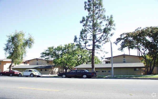 Building Photo - 893-897 Rimpau Ave