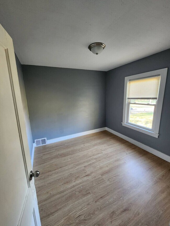 Building Photo - 13617 Glenside Rd