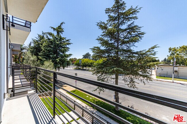 Building Photo - 6700 Balboa Blvd