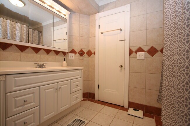 Building Photo - 233 Garfield Ave SW