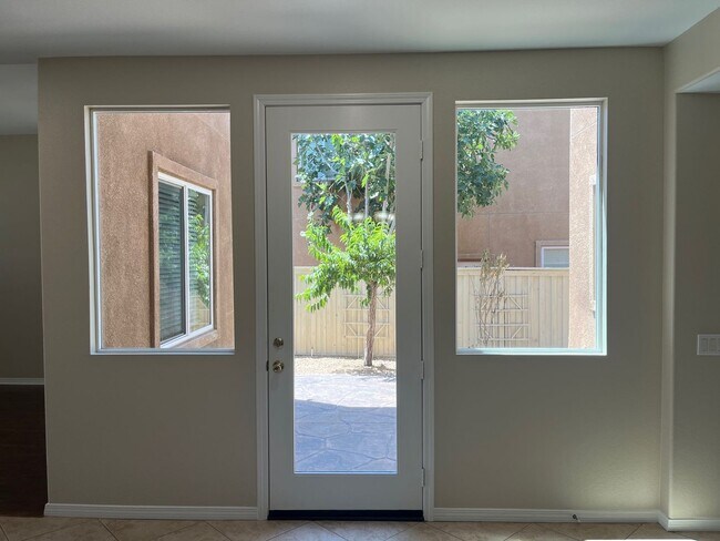 Building Photo - Gorgeous 5 bedroom, 3 bath plus Loft - Mou...