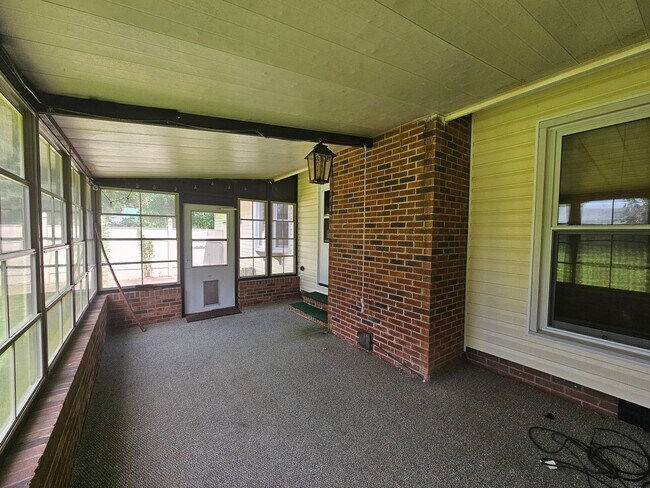 Building Photo - 3 Bed, 2 Bath with Screened in Porch