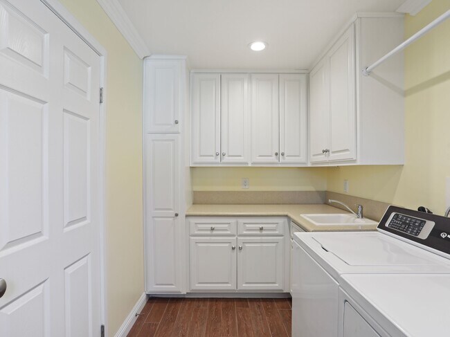 Building Photo - 1619 Carmel Cir W