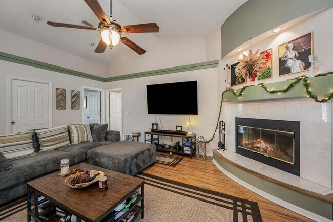 Building Photo - Luxurious 4 Bed/2.5 Bath Home with Stunning Lake and Golf Course Views with Pool on Savannahs Tra...