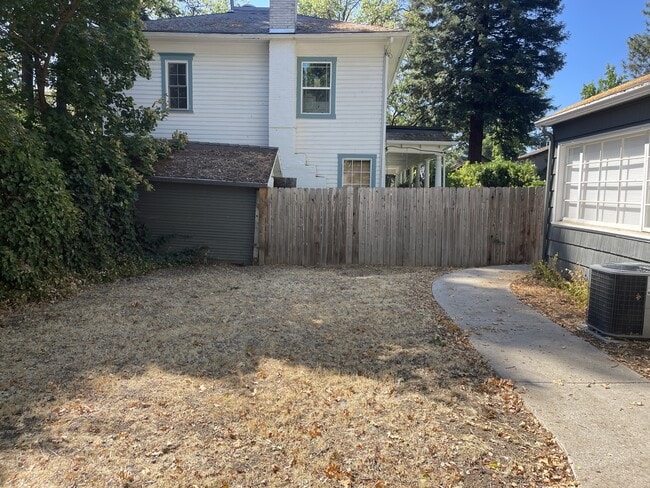 Building Photo - 705 S Oakdale Ave