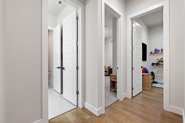 Building Photo - 1608 Carmine Dr