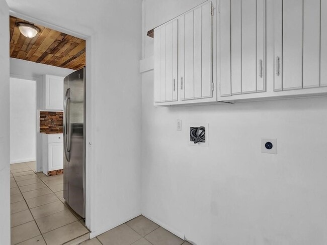 Building Photo - 703 5th Pl SW