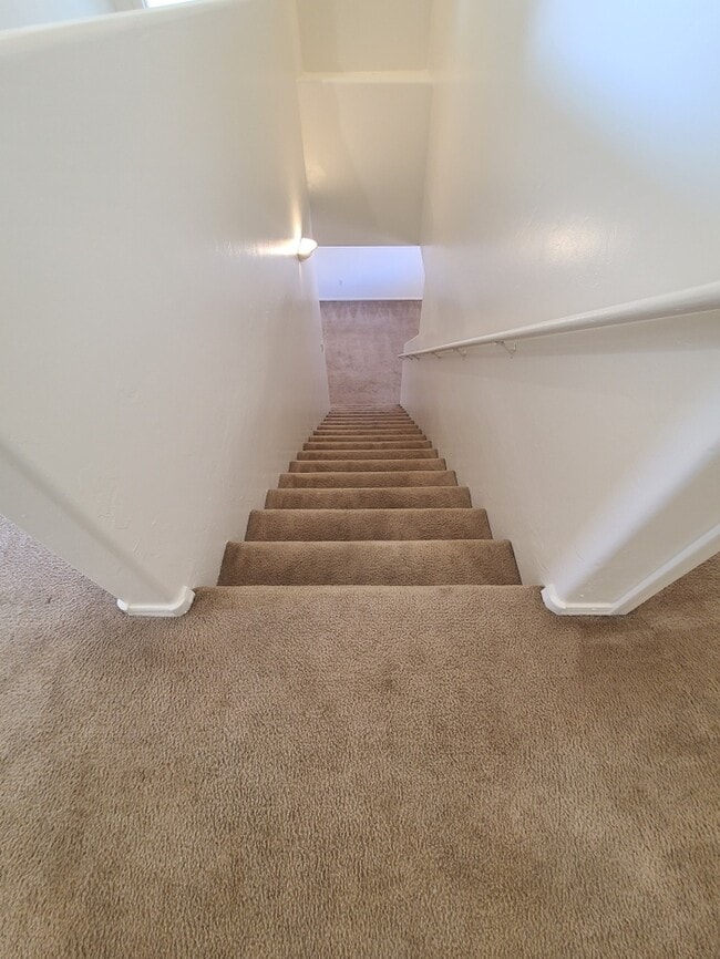 Building Photo - Beautiful 4-bedroom 3-bathroom - GREAT LOC...