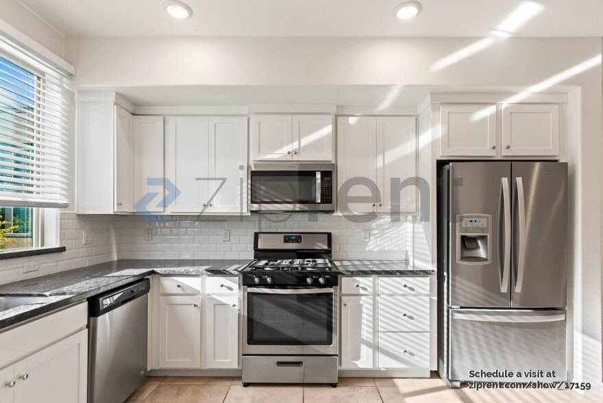 Building Photo - 25390 Parklane Dr