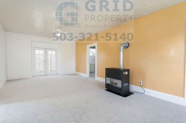 Building Photo - Charming 2 Bedroom Apartment Available in Milwaukie - Private Fenced-In Yard!