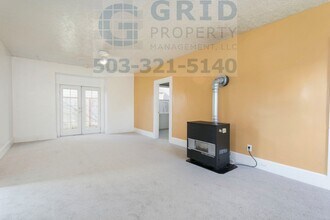 Building Photo - Charming 2 Bedroom Apartment Available in Milwaukie - Private Fenced-In Yard!