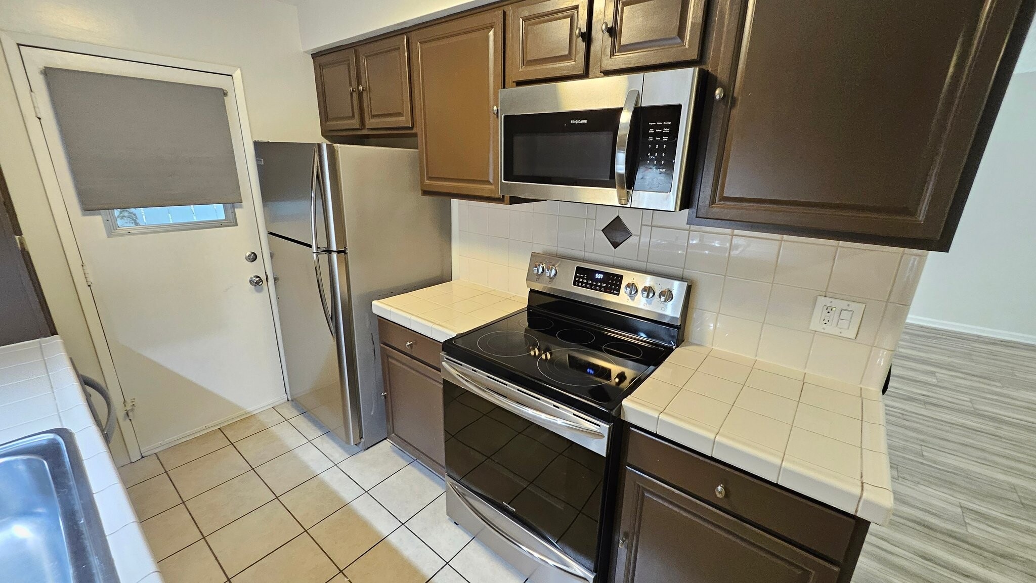Building Photo - 2130 N Beachwood Dr