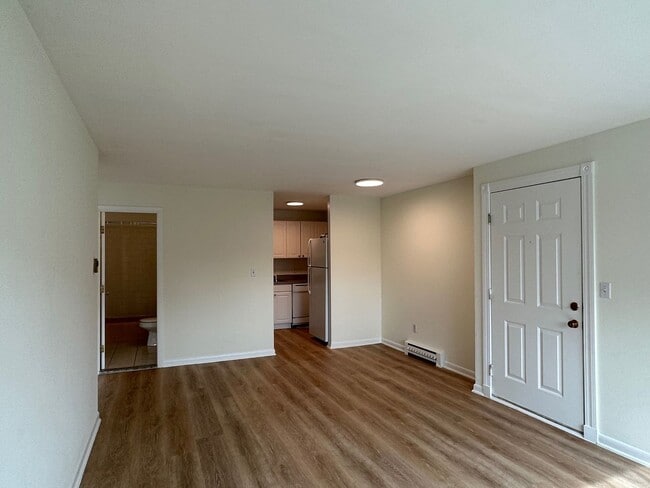 Building Photo - Large, updated 2 bedroom near the Green Li...