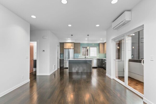 Building Photo - Stunning Modern Air-Conditioned in Coveted...