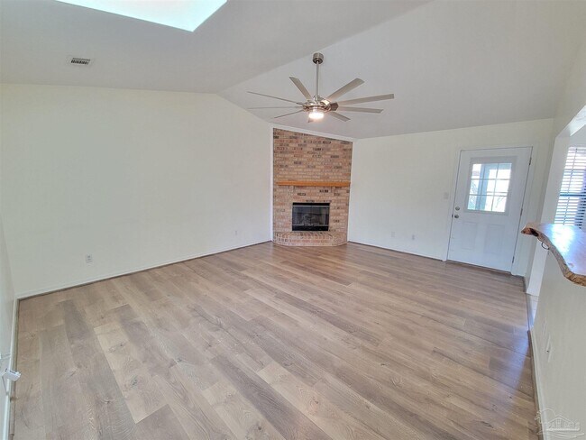 Building Photo - 1306 Pine Hill Cir