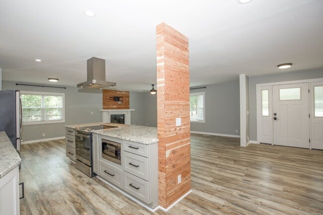 Building Photo - Gorgeous Fully Renovated 3 bedroom home in the Heart of Whispering Pines