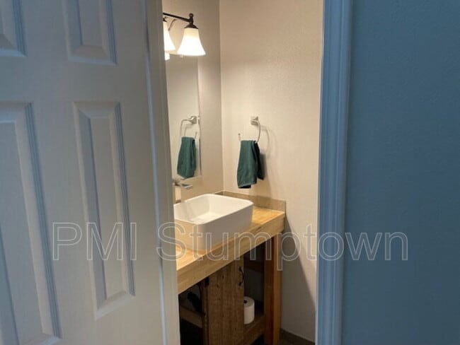 Building Photo - 16140 NW Fescue Ct