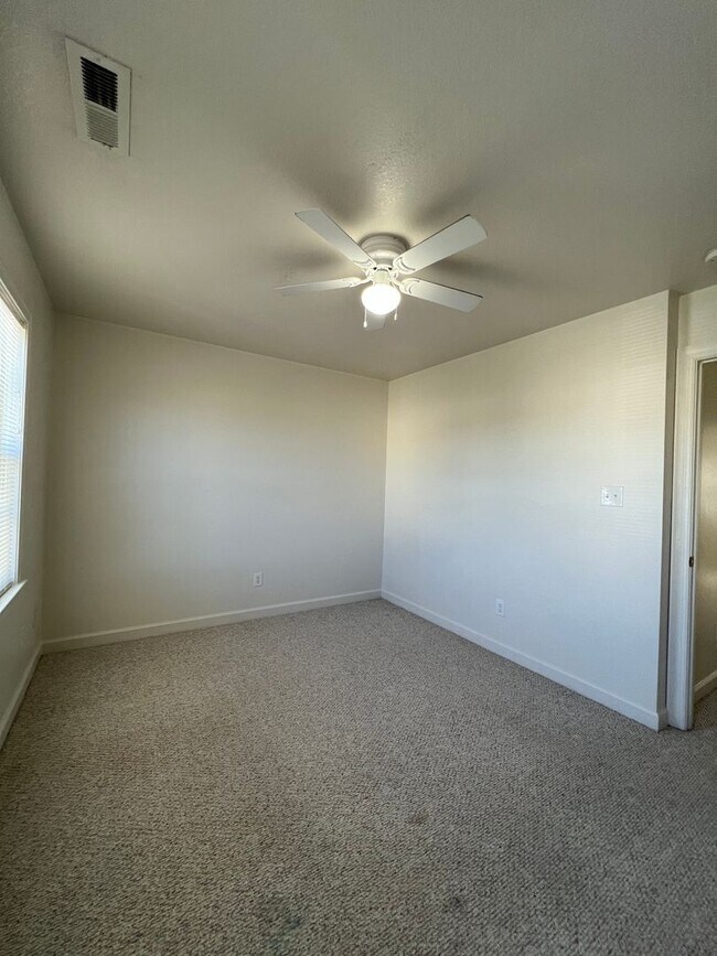 Building Photo - 106 Streamwood Dr