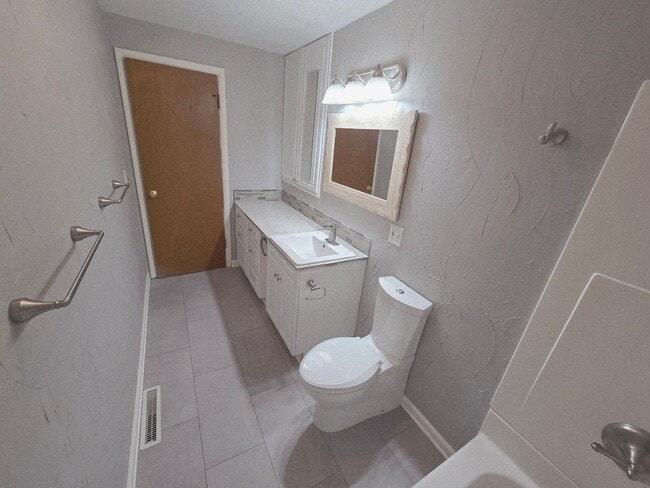 Building Photo - 3Bedroom, 2.5 Bath Mid Century Modern Home...